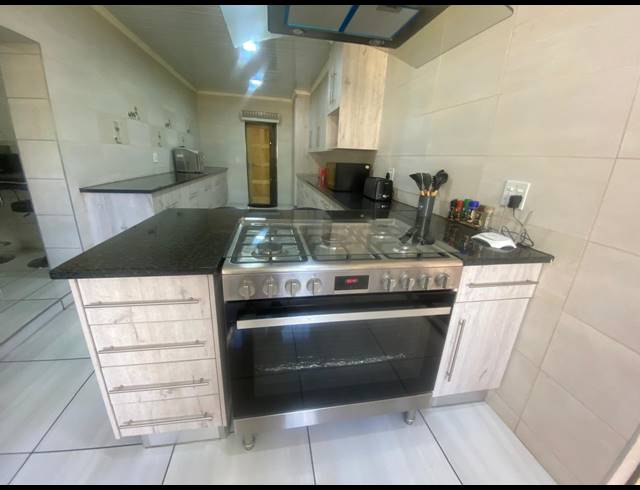5 BEDROOM HOUSE FOR SALE IN MULLERSTUINE